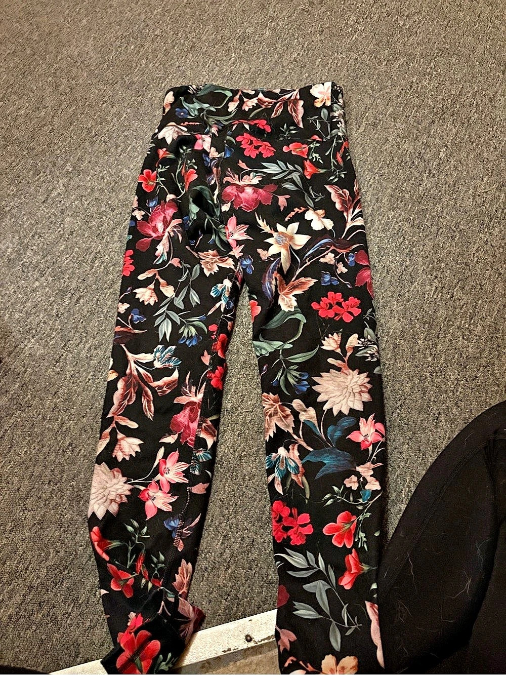 Old Navy Floral Leggings in Black & Red Small